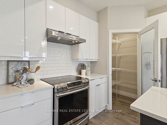 3rd image of 815 Sarnia Rd #1