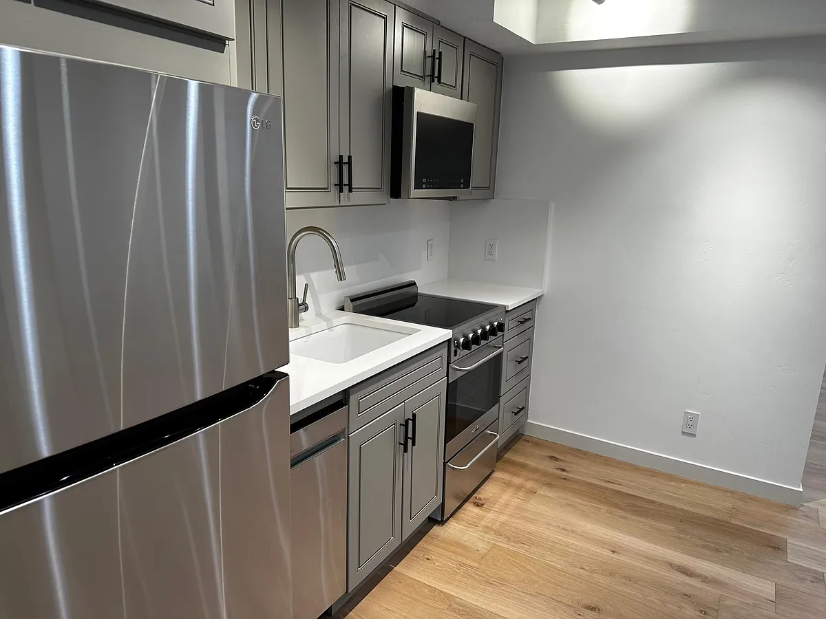 Building Photo - 225 Eagle Dr #9C