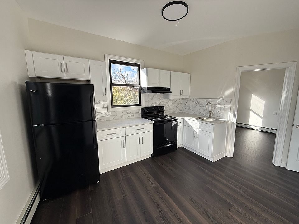 1st image of 128 Campbell Ave #3