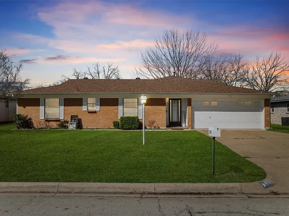 1118 Cozby St E, Benbrook, TX 76126
