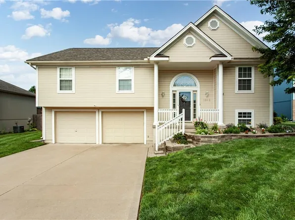 1812 Bradford Ct, Grain Valley, MO 64029