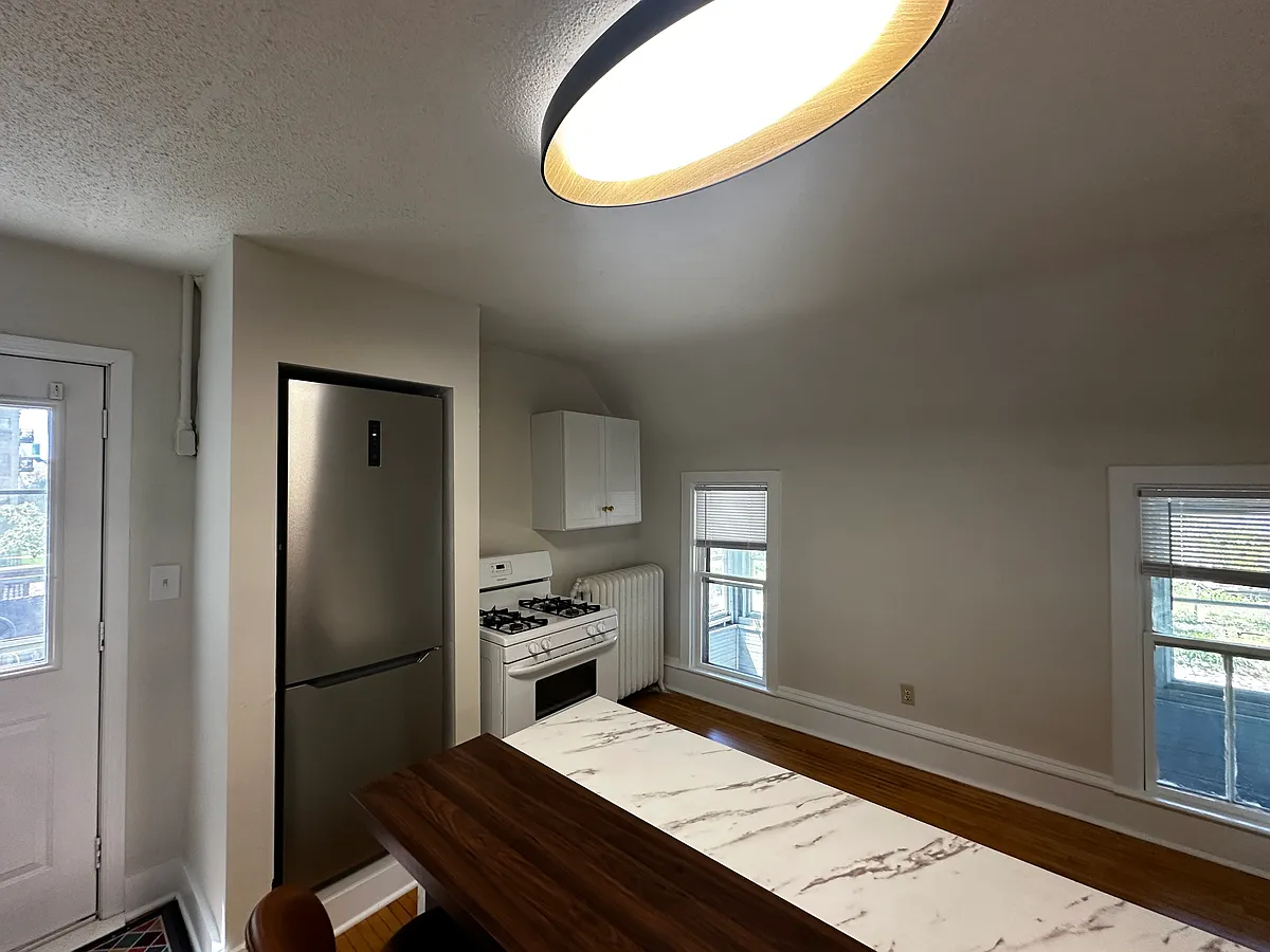 Building Photo - 819 W 28th St #2