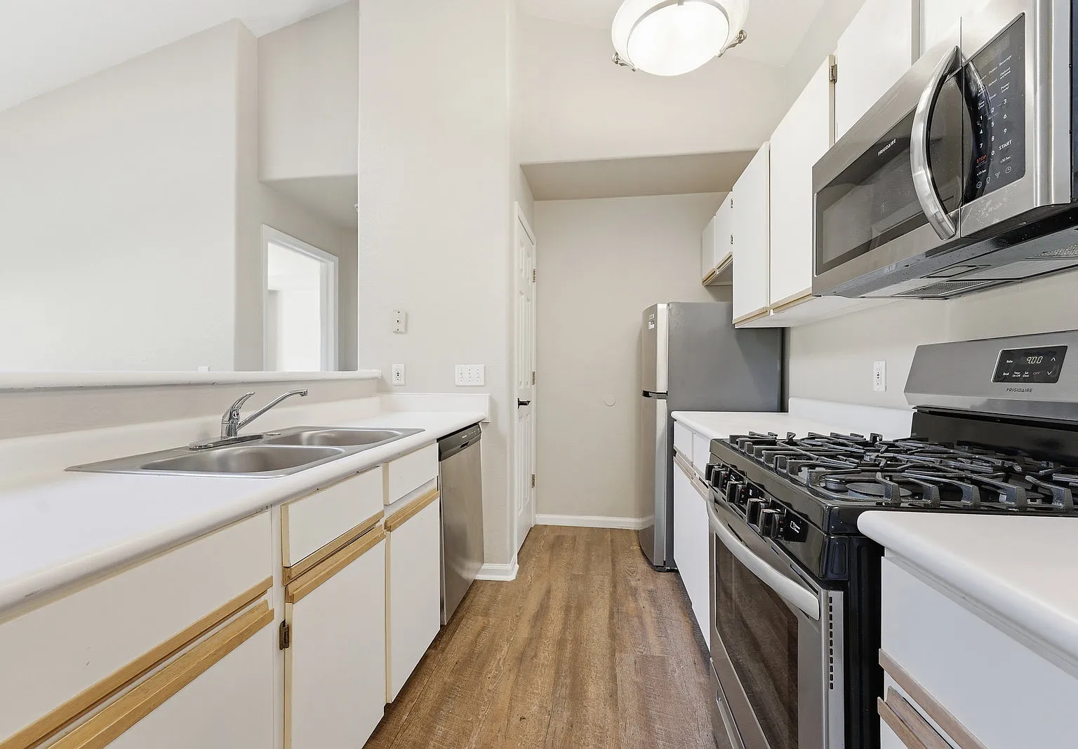 Oasis Apartments — Photo 3