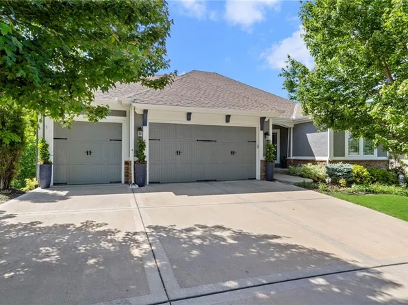5874 S National Dr, Parkville, MO 64152