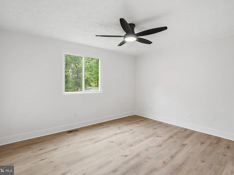 202 Leslie Ct — Photo 10