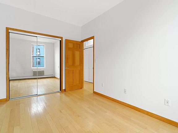 4th image of 2445 43rd St