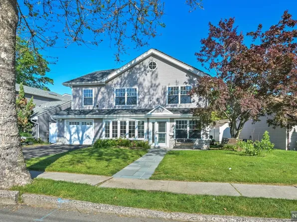 30 Meakin Ave, Rochelle Park, NJ 07662