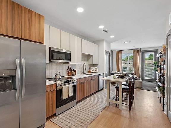 2nd image of 3558 Elm St #1101