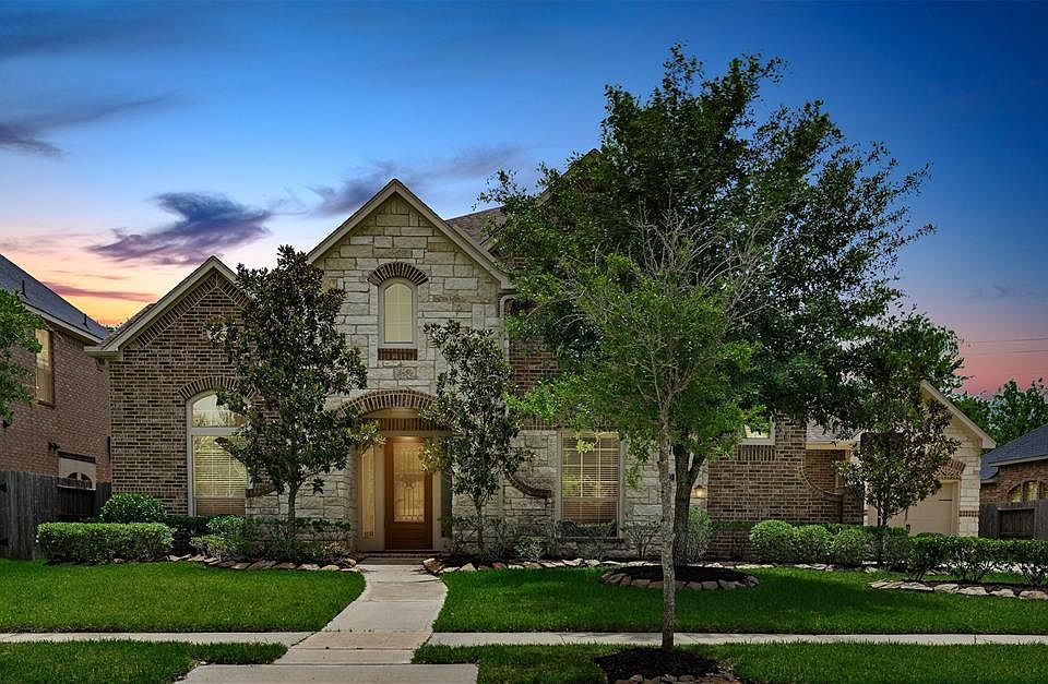 Beautiful Perry Home on Cul-de-sac Street located walking distance from Scanlan Oaks Elementary.