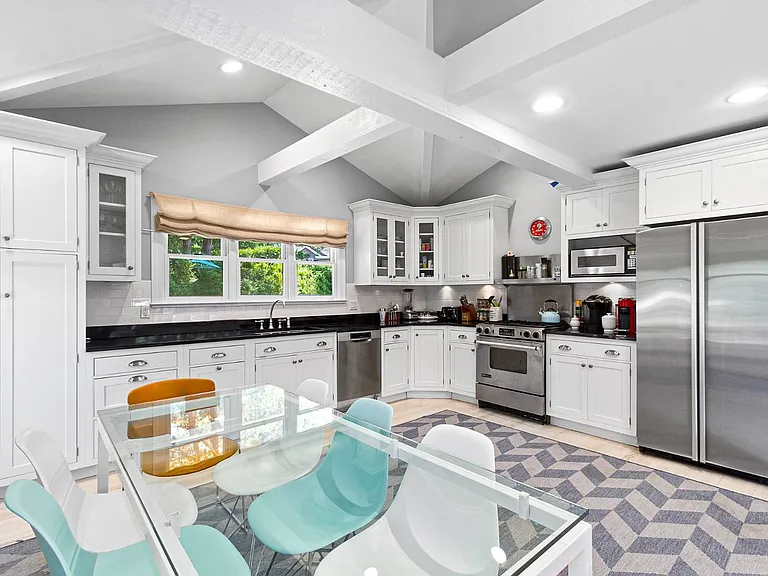 114 Narod Blvd — Photo 12