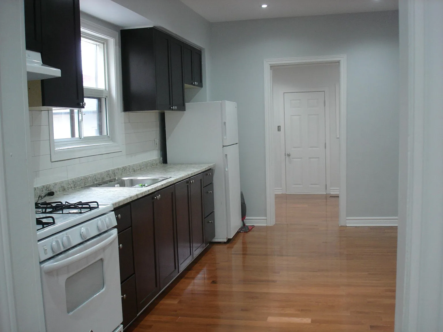 1 bed, 990 sqft, $2,200 — Photo 3