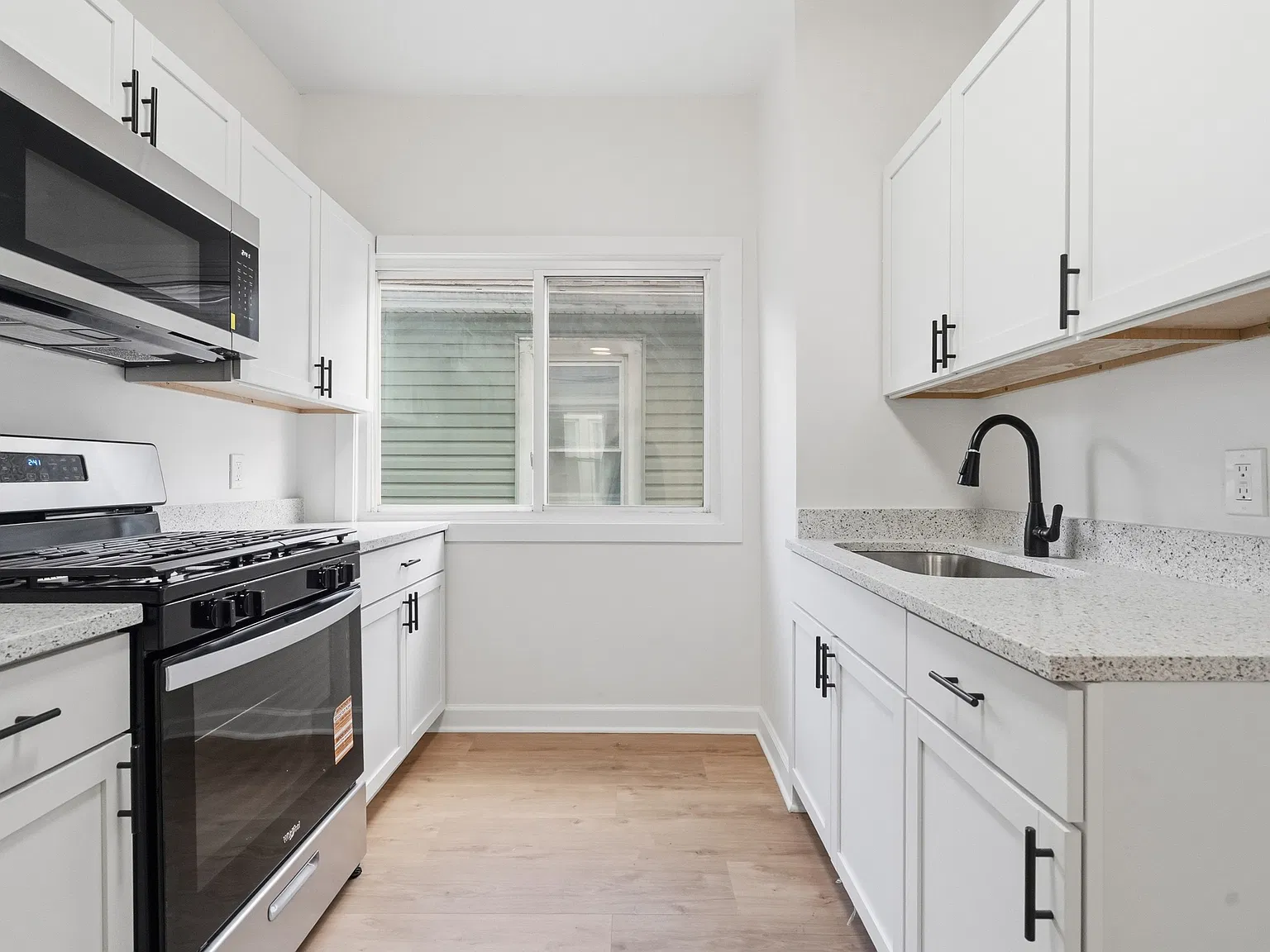 5 bed, 2400 sqft, $2,400 — Photo 3