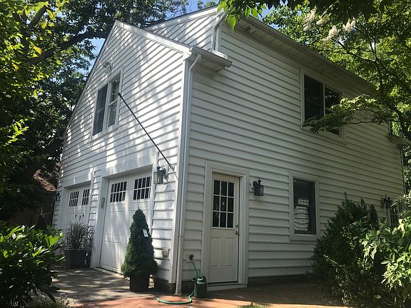 Double garage / guest suite