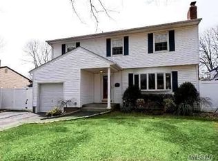 17 Munson Ct, Melville, NY 11747