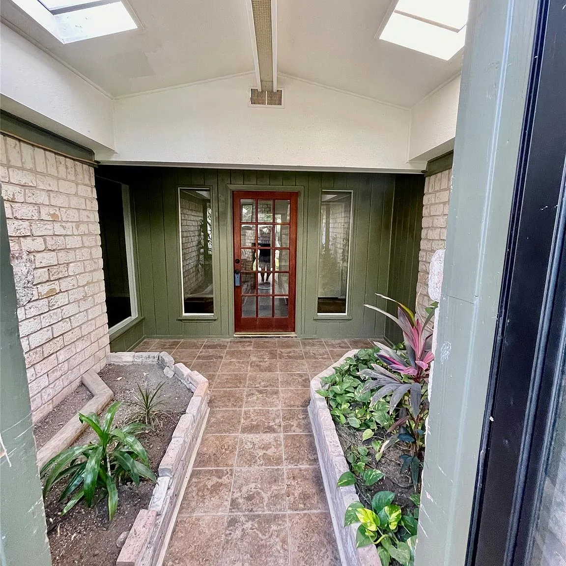 3 bed, 2.0 bath, 1720 sqft, $2,400 — Photo 3