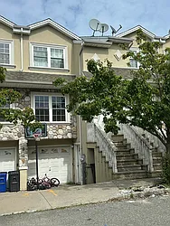 220 Dartmouth Loop