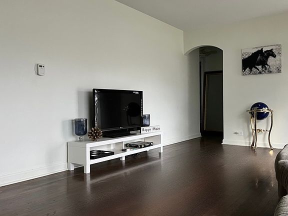 5th image of 310 W Hillside Ave