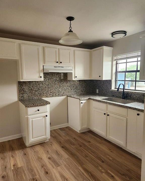 2nd image of 710 N Closner Blvd