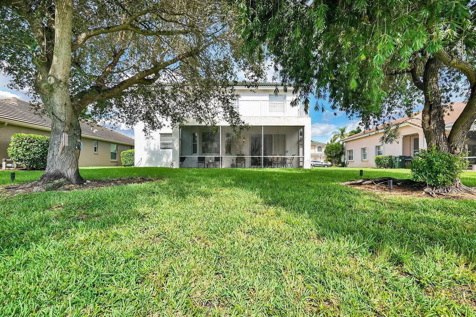 5 bed, 2.5 bath, 2910 sqft, $9,000 — Photo 2