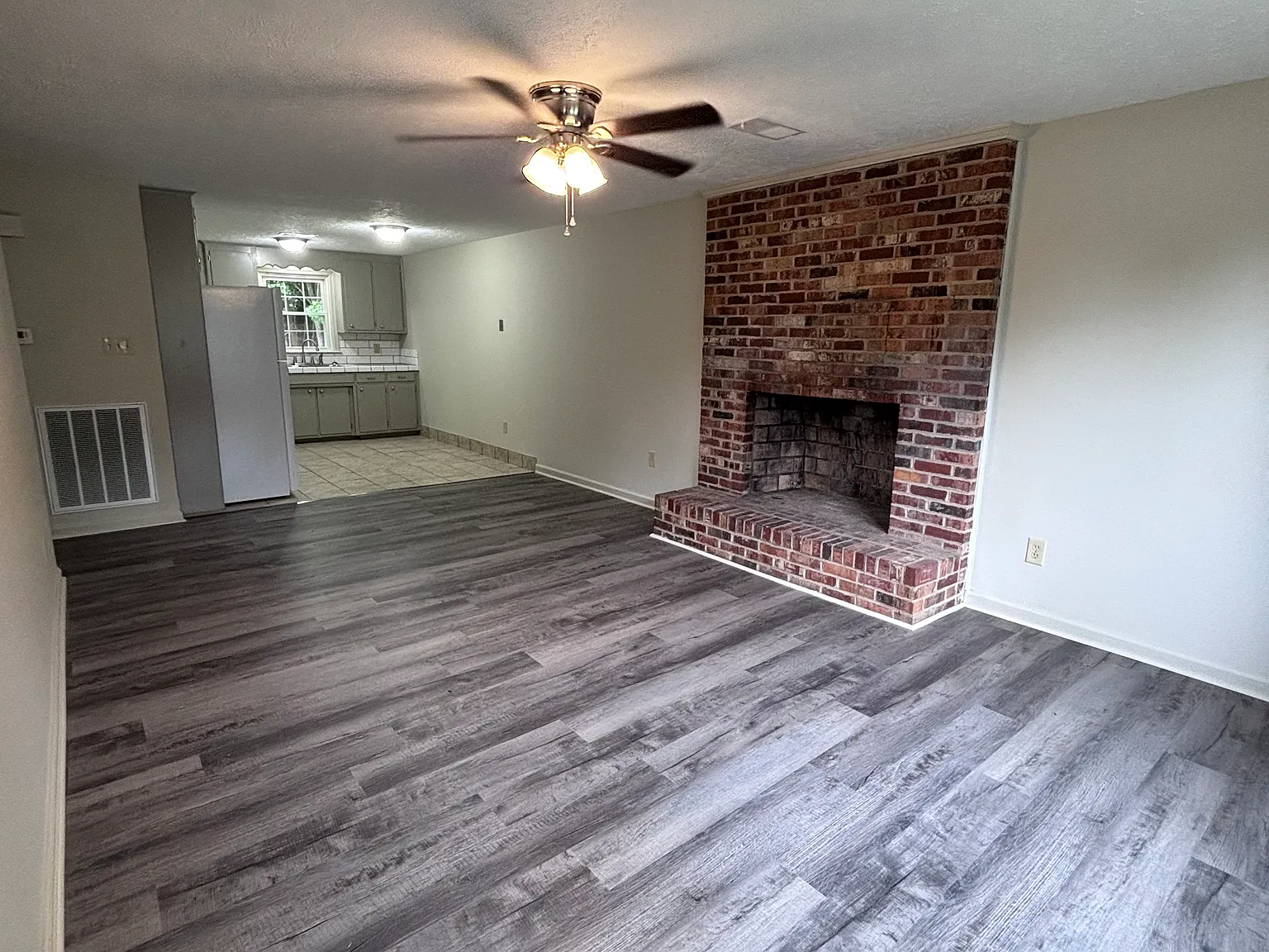 3 bed, $1,200 — Photo 3