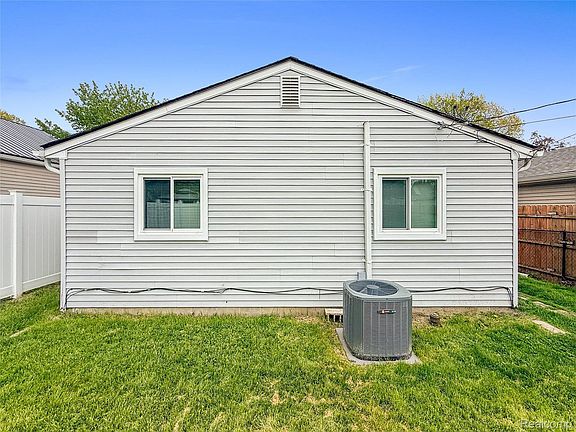5th image of 7912 Pine St