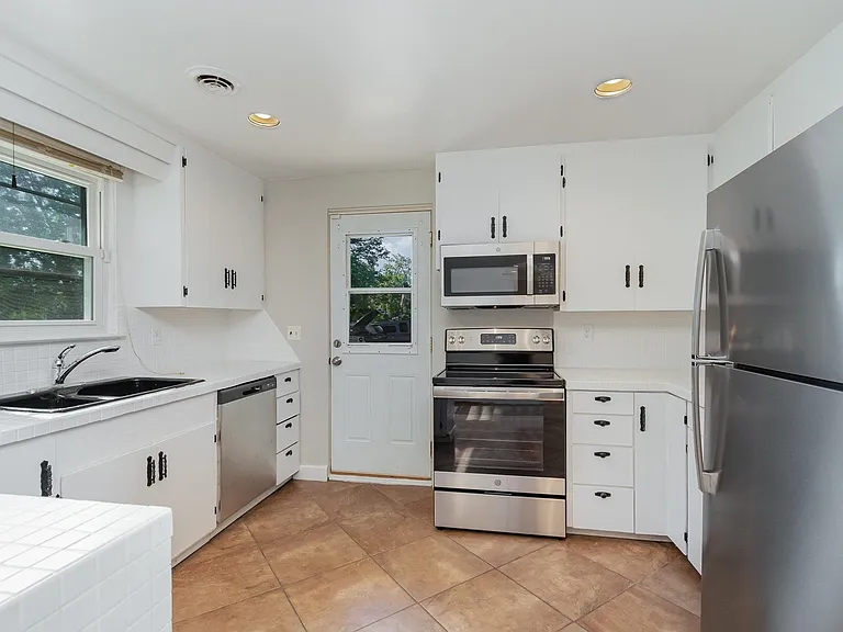 601 Gerald Ct — Photo 8