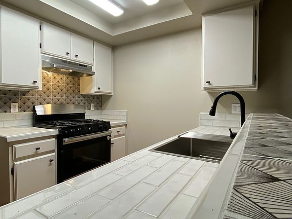 Beautifully Tiled Modern Kitchen Counter Tops