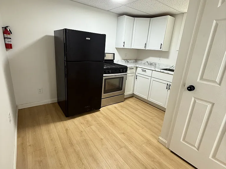 98 S Edith St #B3 — Photo 1