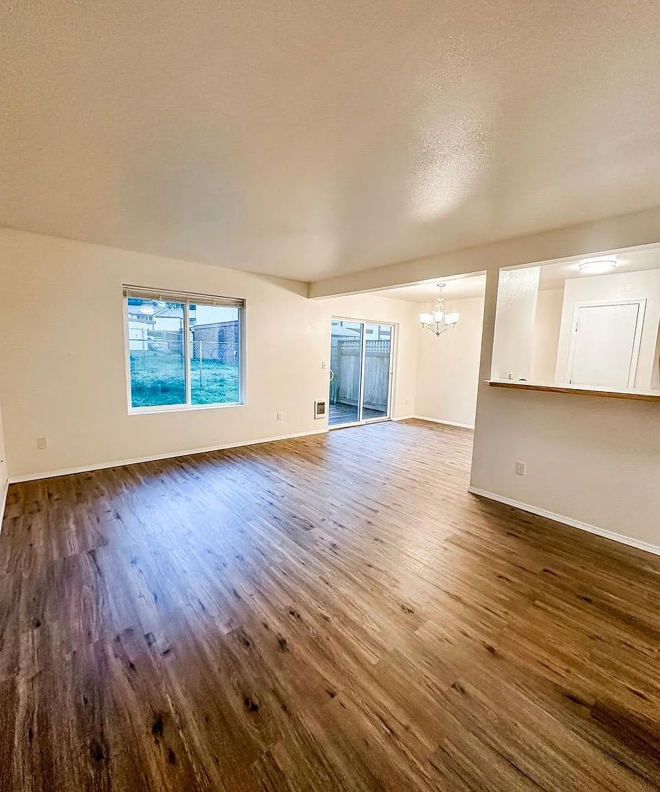 3 bed, 2.5 bath, 1390 sqft, $2,400 — Photo 4