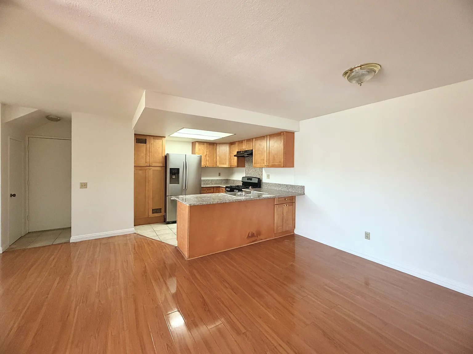 2 bed, 1000 sqft, $2,700 — Photo 2
