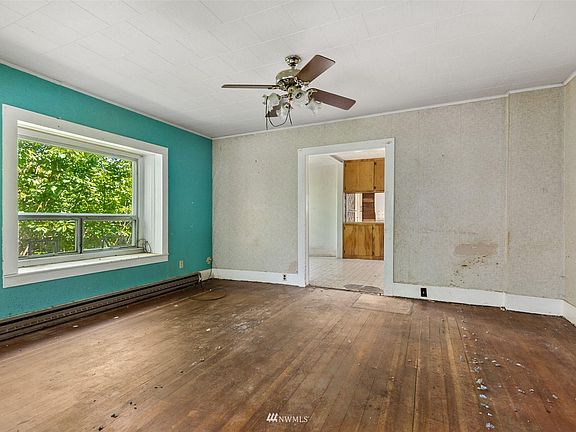 3rd image of 1115 Giles Ave NW