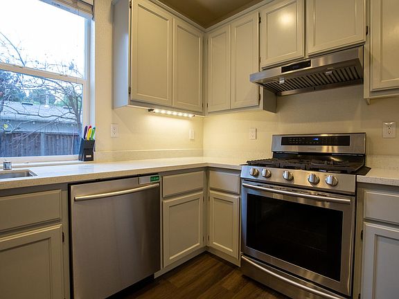 5th image of 748 Avelar St