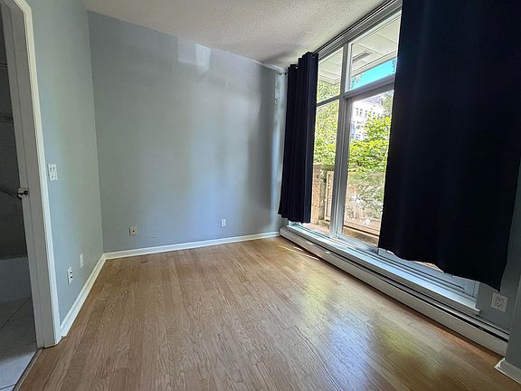 4th image of 388 Drake St #105