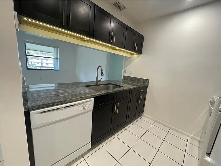 6040 Shakerwood Cir #205 — Photo 1