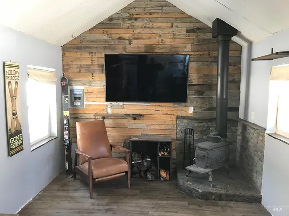 15 Meadow View Dr, Garden Valley, ID 83622