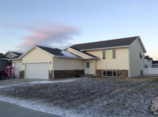1809 26th St SW, Minot, ND 58701