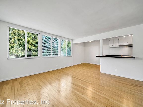 5th image of 2542 N Beachwood Dr #8
