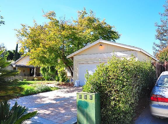 3rd image of 227 Vineyard Dr