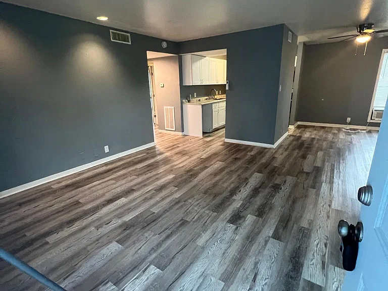 527 E Caney St #M — Photo 4