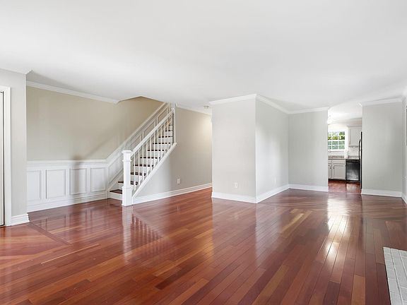 5th image of 300 Countryside Ct