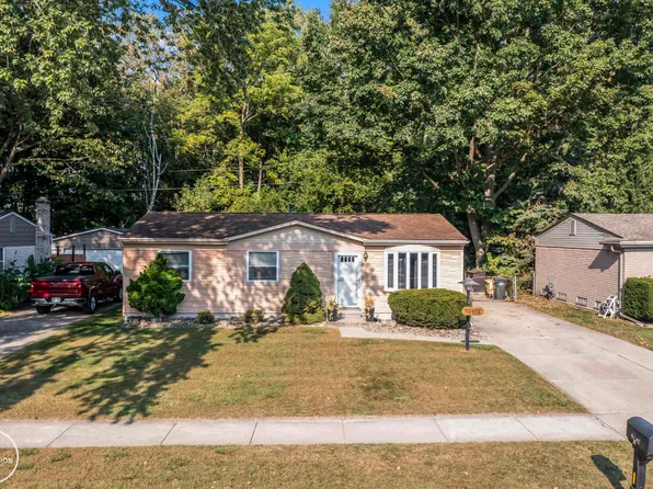 50482 Peggy Ln, Chesterfield, MI 48047