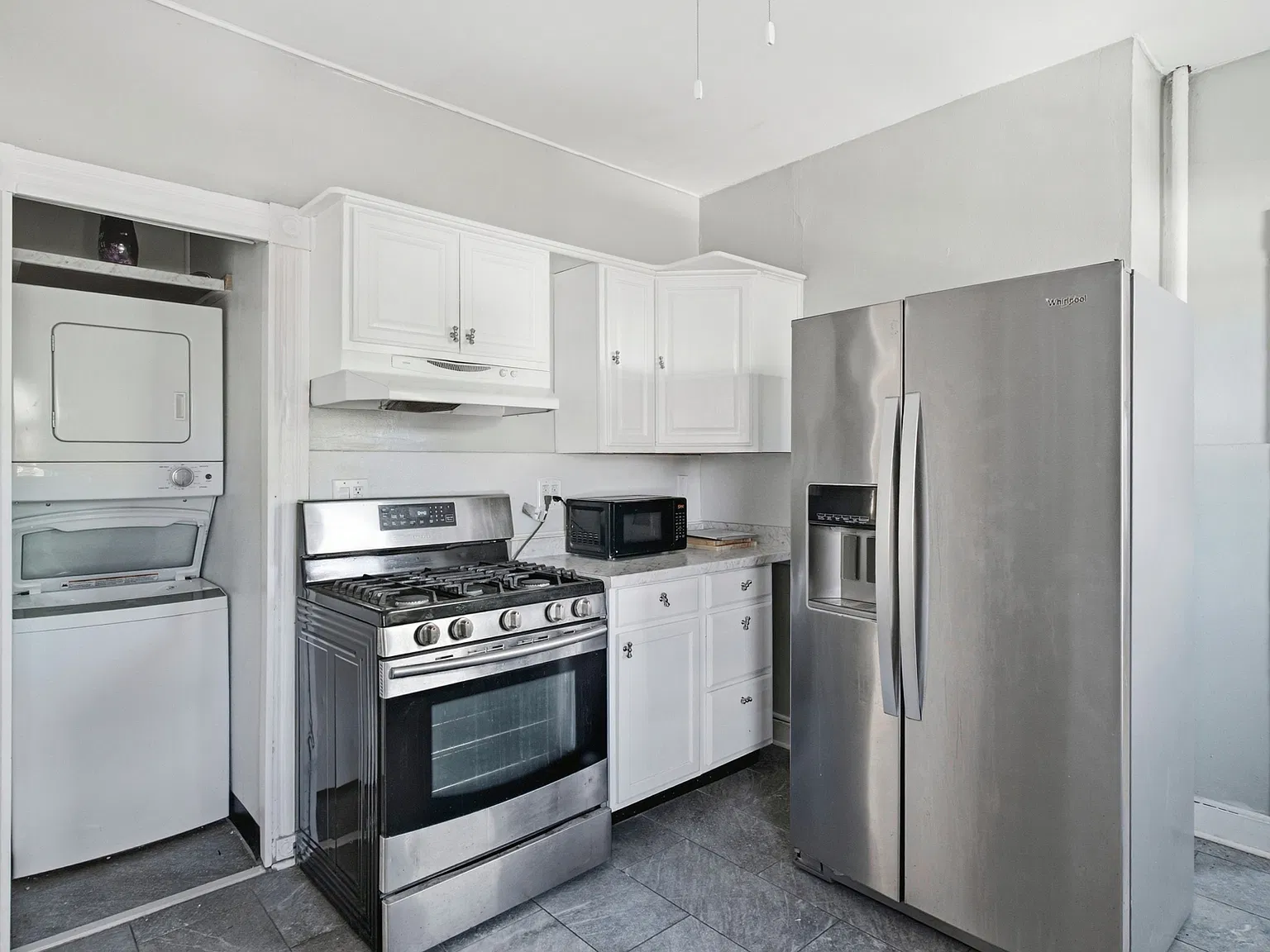3 bed, 1000 sqft, $2,100 — Photo 4