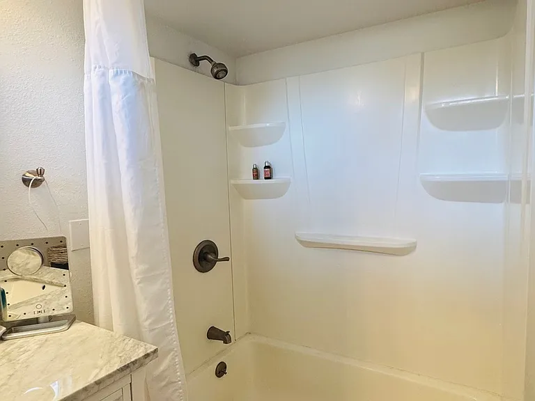 Tub/shower.