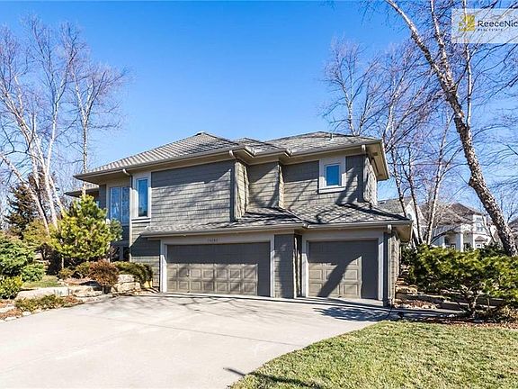 Side Entry 3 car garage-