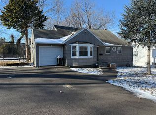 38 Gatelot Ave, Ronkonkoma, NY 11779