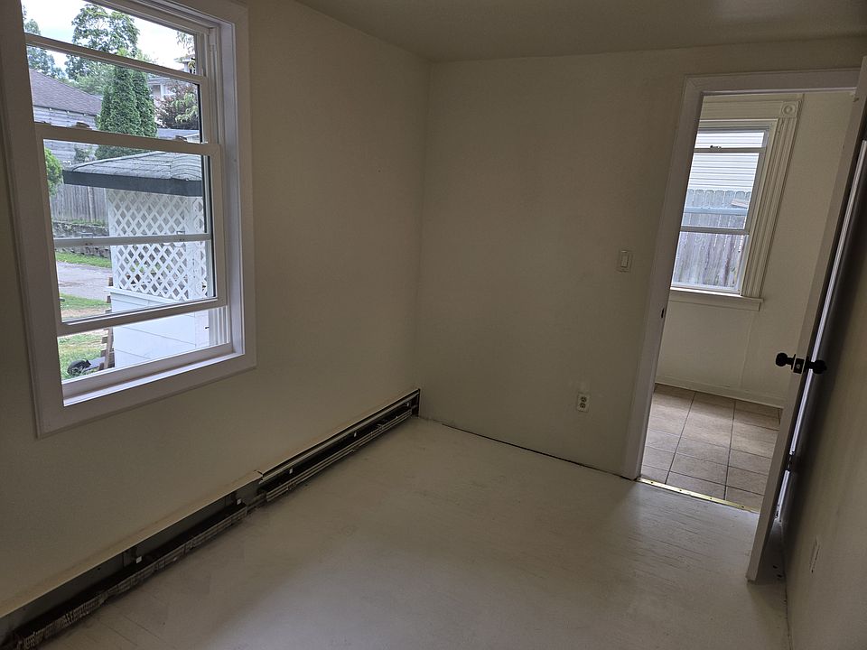 Small Bedroom facing mud room