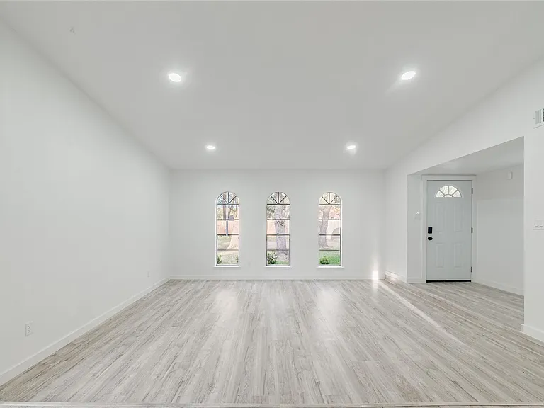 2210 Stillmeadow Dr — Photo 2
