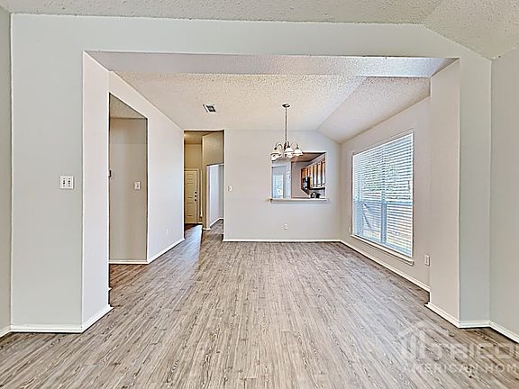 4th image of 1313 Meadowbrook Ln