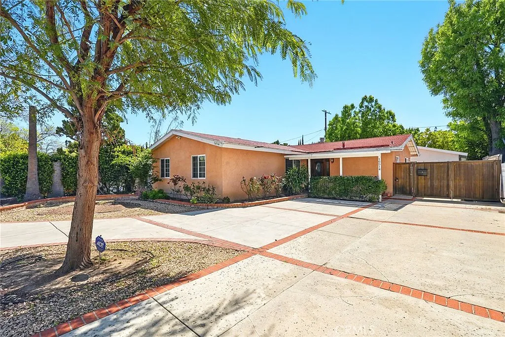 4 bed, 1352 sqft, $4,000 — Photo 2