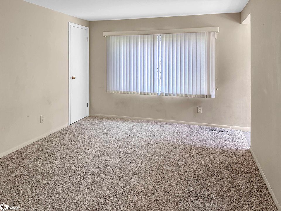 7th image of 608 Douglas Ave